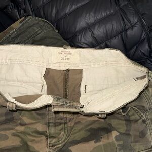 Hollister I Men's I Camouflage I Cargo Pants I Olive Camo